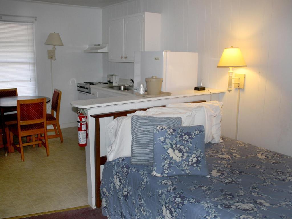 Falcon Motel Buxton Room photo